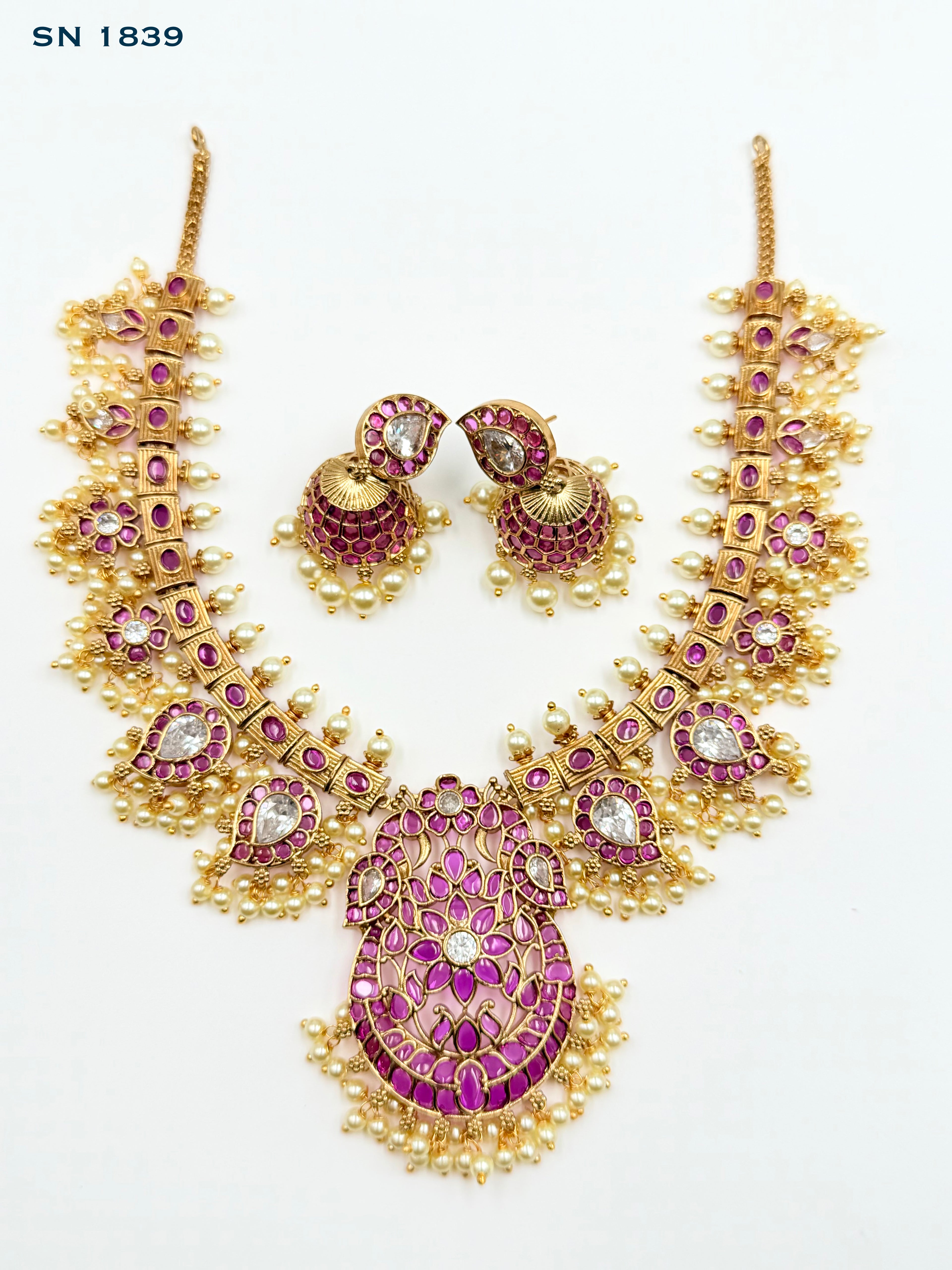 Short Necklace Set