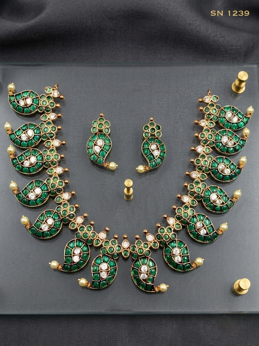Cluster Short Necklace Set